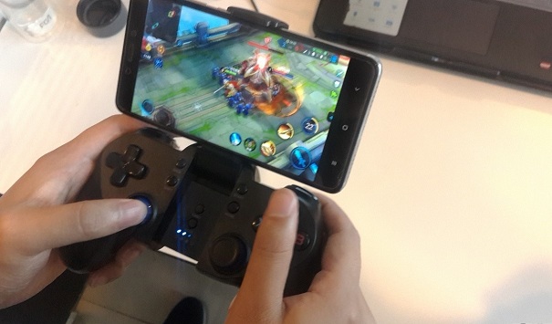 王者荣耀游戏手柄怎么用